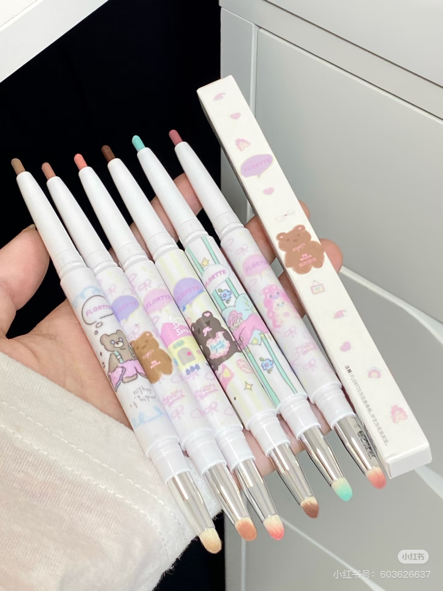 Flortte About Bread Bear & me Eyeshadow pencil